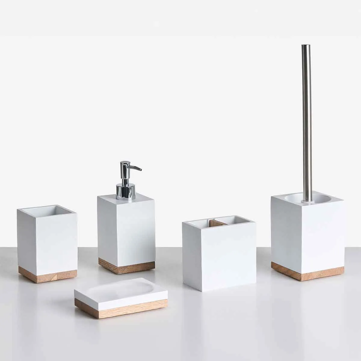 Beliani 5-piece Bathroom Accessories Set Tapiche White, White