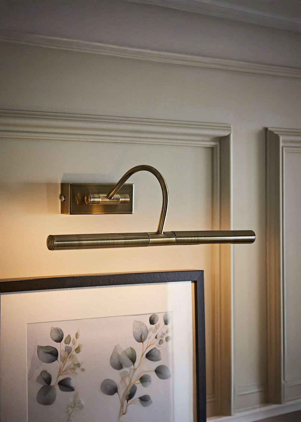 Value Lights Capri Traditional Picture Wall Light in Antique Brass