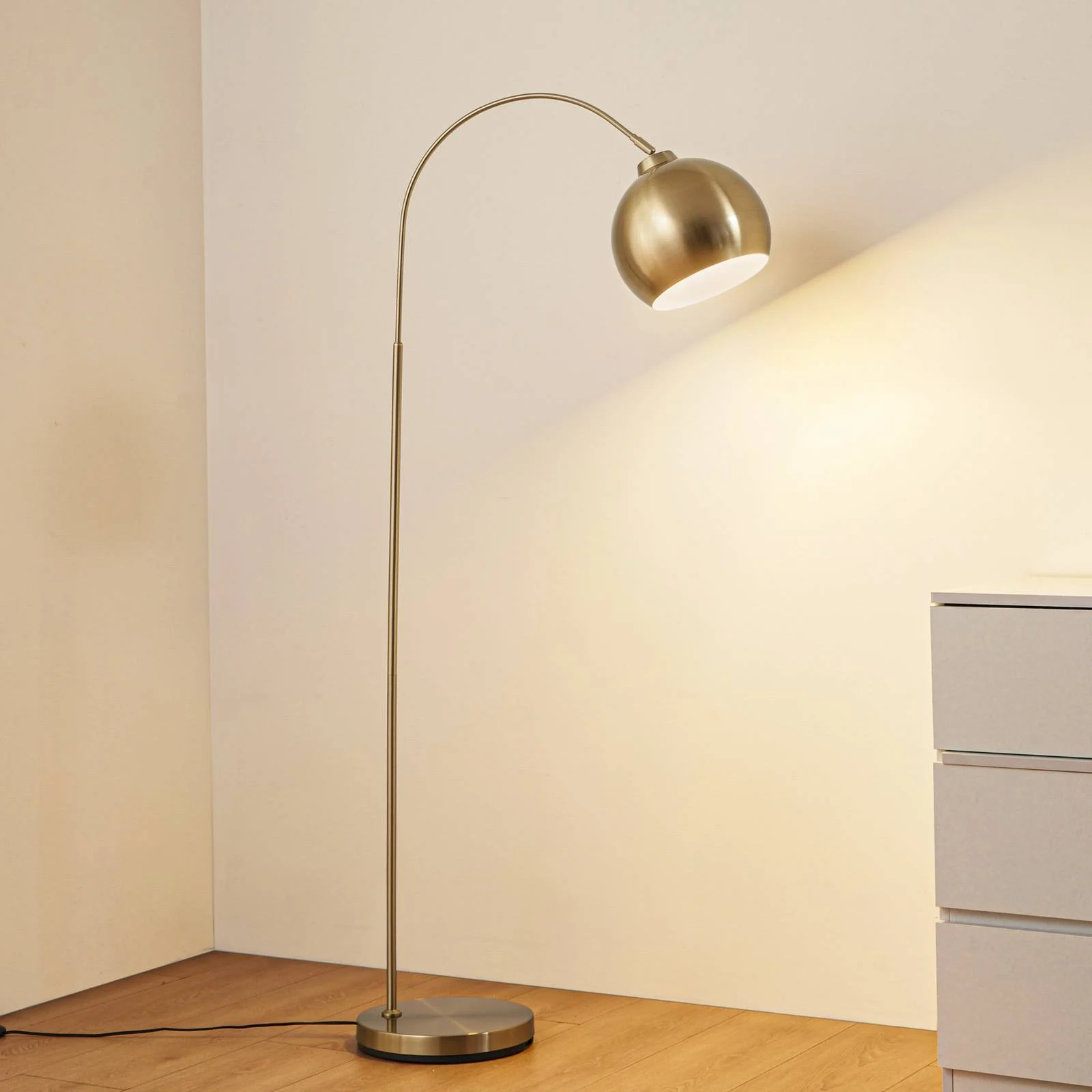 Lindby Moisia arc floor lamp in brass