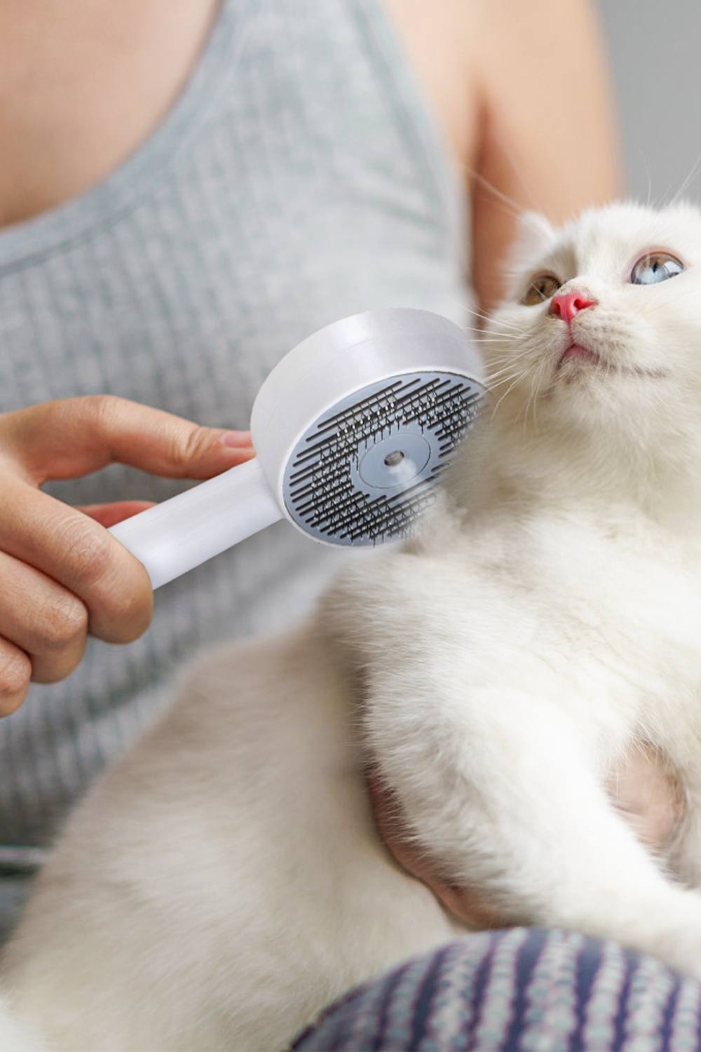 Living And Home White Pet Spray Brush for Grooming